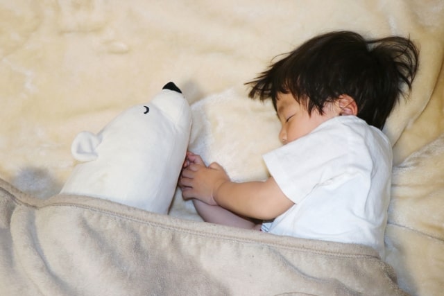 1歳の子が寝かしつけで動き回る！寝る前のルーチン決めがおすすめ！